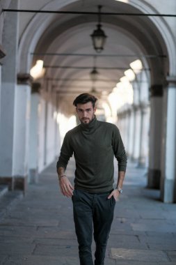 Yakışıklı İtalyan çocuk Parma 'nın atari salonlarında geziniyor. Yüksek kalite fotoğraf