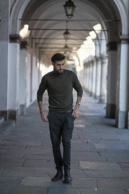 Yakışıklı İtalyan çocuk Parma 'nın atari salonlarında geziniyor. Yüksek kalite fotoğraf