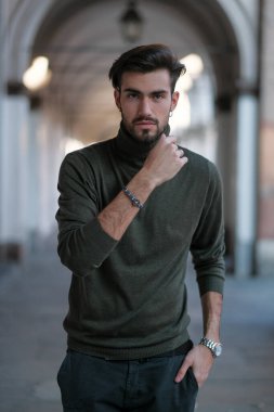 Parma 'daki oyun salonlarının altında oturan yakışıklı İtalyan çocuk. Yüksek kalite fotoğraf