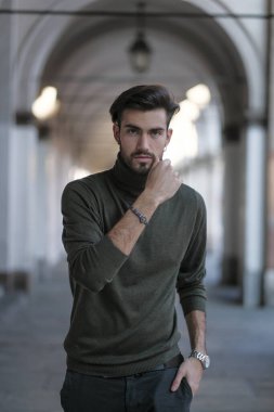 Yakışıklı İtalyan çocuk Parma 'nın atari salonlarında geziniyor. Yüksek kalite fotoğraf