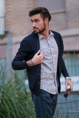 Yakışıklı İtalyan çocuk Parma 'da geziniyor. Yüksek kalite fotoğraf