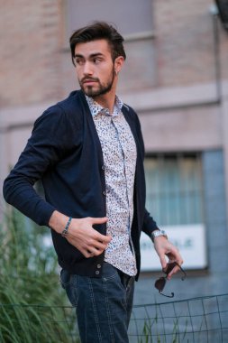 Yakışıklı İtalyan çocuk Parma 'da geziniyor. Yüksek kalite fotoğraf