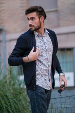 Yakışıklı İtalyan çocuk Parma 'da geziniyor. Yüksek kalite fotoğraf