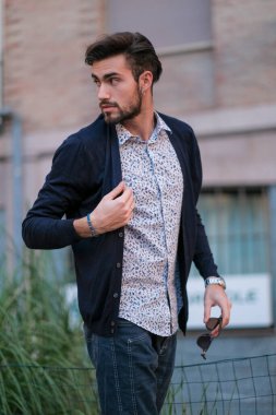 Yakışıklı İtalyan çocuk Parma 'da geziniyor. Yüksek kalite fotoğraf