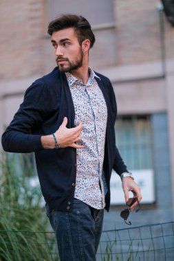 Yakışıklı İtalyan çocuk Parma 'da geziniyor. Yüksek kalite fotoğraf