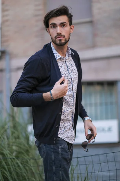 Yakışıklı İtalyan çocuk Parma 'da geziniyor. Yüksek kalite fotoğraf