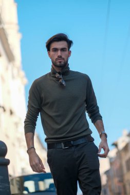 Parma 'nın ortasında dar siyah gömlekli yakışıklı bir İtalyan. Yüksek kalite fotoğraf