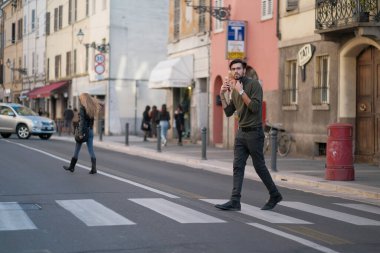 Parma, İtalya: 2020 04 06 yakışıklı İtalyan Parma 'nın merkezinde karşıdan karşıya geçiyor. Yüksek kalite fotoğraf