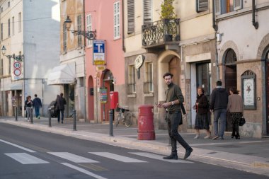 Parma, İtalya: 2020 04 06 yakışıklı İtalyan Parma 'nın merkezinde karşıdan karşıya geçiyor. Yüksek kalite fotoğraf
