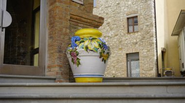 Marsciano Perugia belediyesinin ortaçağ tarihi merkezinde süslenmiş vazo. Yüksek kalite fotoğraf