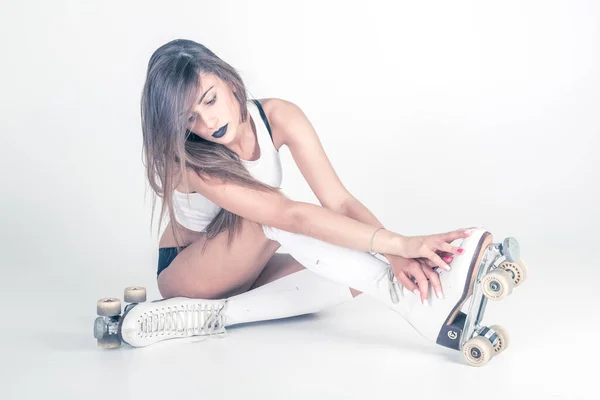 Mooi Brunette Italiaans Meisje Poseert Studio Met Rolschaatsen Donkere Lippenstift — Stockfoto