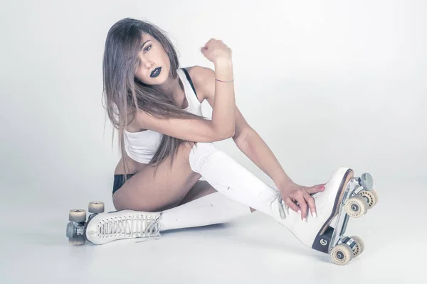 아름다운 갈색의 이태리 소녀가 로울러 스케이트 립스틱 가지고 스튜디오 나타난다 — 스톡 사진