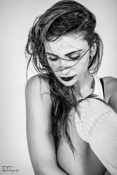 Schöne Brünette Italienische Mädchen Posiert Studio Mit Dunklem Lippenstift Hochwertige — Stockfoto