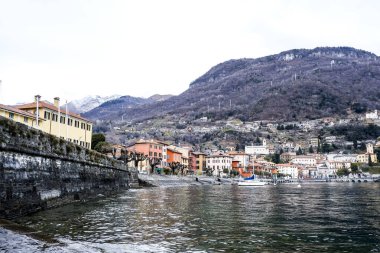 Como Panorama Gölü 'ndeki köy. Yüksek kalite fotoğraf