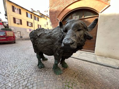 Pinerolo, Torino: 2021 10 01 bronz heykel sergisi şehrin su bufaloları etrafında. Yüksek kalite fotoğraf