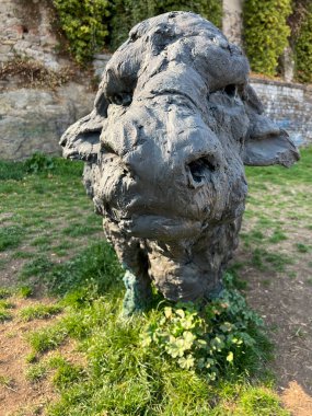 Pinerolo, Torino: 2021 10 01 bronz heykel sergisi şehrin su bufaloları etrafında. Yüksek kalite fotoğraf