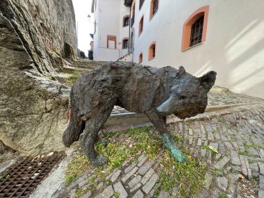 Pinerolo, Torino: 2021 10 01 bronz heykel şehir kurdu etrafında heykel sergisi için. Yüksek kalite fotoğraf