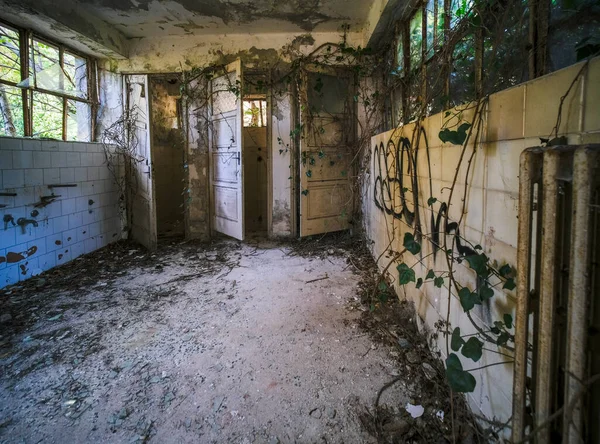 Douches Toilettes Dans Orphelinat Scolaire Abandonné Photo Haute Qualité — Photo