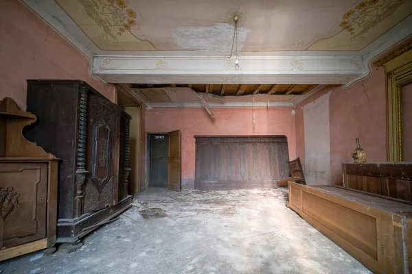 Grand Salon Avec Mobilier Étagères Dans Grande Maison Abandonnée Photo — Photo