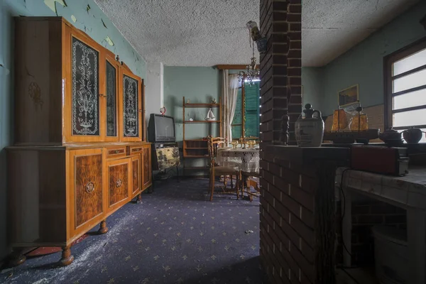 Gran Salón Con Muebles Estantes Gran Casa Abandonada Foto Alta — Foto de Stock