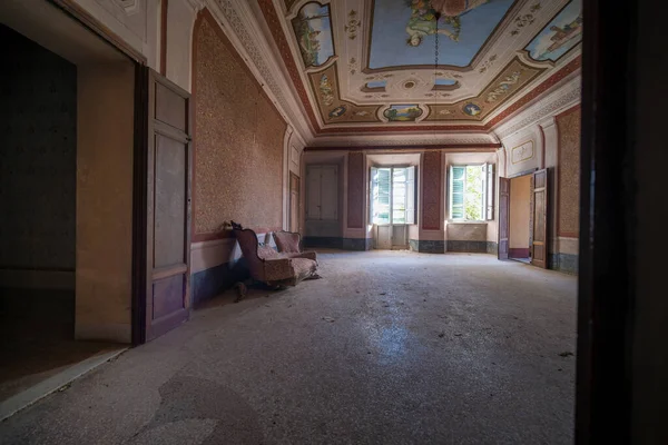 Gran Salón Con Muebles Estantes Gran Casa Abandonada Foto Alta —  Fotos de Stock