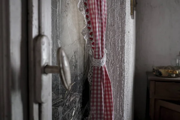 Окно Красными Шторами Большом Заброшенном Доме Высокое Качество Фото — стоковое фото