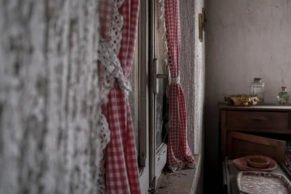 Janela Com Cortinas Vermelhas Grande Casa Abandonada Foto Alta Qualidade — Fotografia de Stock