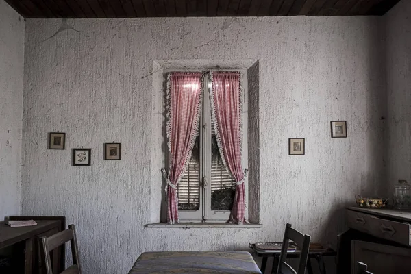 Janela Com Cortinas Vermelhas Grande Casa Abandonada Foto Alta Qualidade — Fotografia de Stock