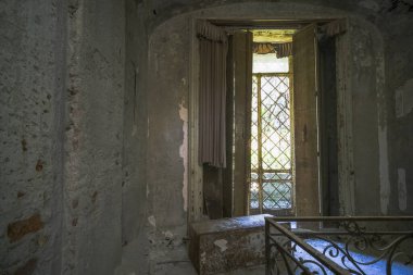 Büyük terk edilmiş bir evde mobilyaları ve rafları olan büyük bir oturma odası. Yüksek kalite fotoğraf