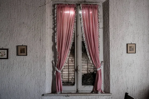 Окно Красными Шторами Большом Заброшенном Доме Высокое Качество Фото — стоковое фото