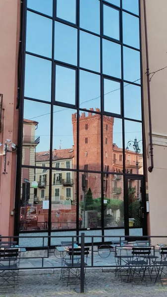 Tarihi Merkezin Yansıması Olan Aynalı Bir Binanın Vitraylı Penceresi Yüksek — Stok fotoğraf