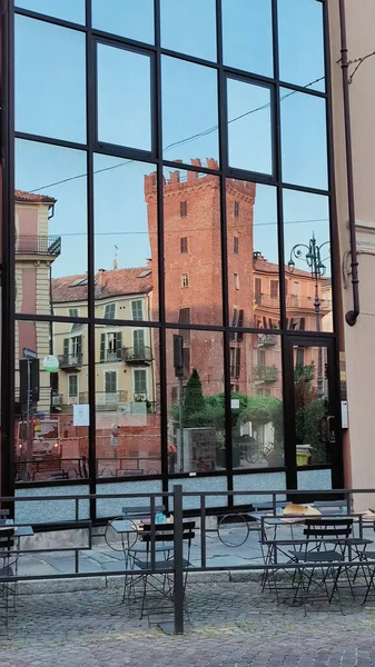 一座倒映着历史中心的镜像建筑的彩色玻璃窗户 高质量的照片 — 图库照片