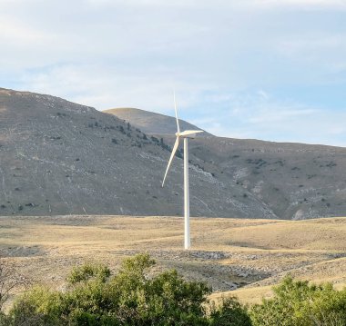 İtalya 'nın Abruzzo tepelerindeki rüzgar çiftliği. Yüksek kalite fotoğraf