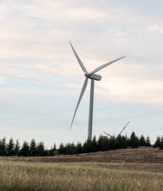 İtalya 'nın Abruzzo tepelerindeki rüzgar çiftliği. Yüksek kalite fotoğraf