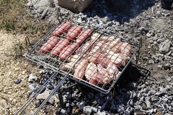 ソーセージとチョップと串で火で焼かれた肉を焼きます 高品質の写真 — ストック写真