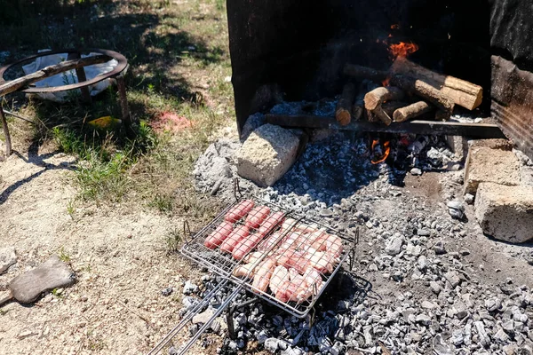 Carne Grelhada Cozida Fogo Com Salsichas Costeletas Espetos Foto Alta — Fotografia de Stock