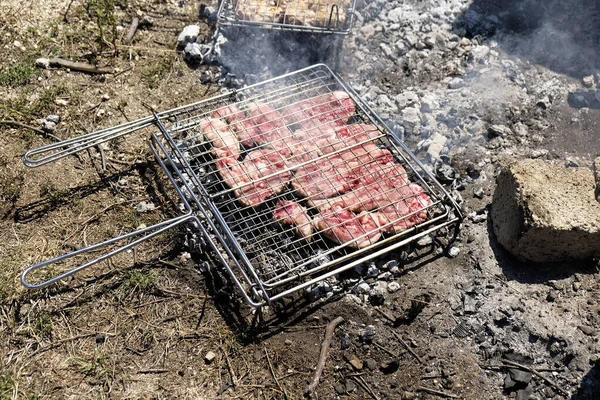 Carne Alla Griglia Cotta Sul Fuoco Con Salsicce Costolette Spiedini — Foto Stock