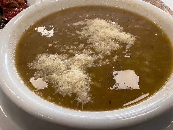 Bir tabak bakla çorbası, fasulye, büyü, yağ ve parmesan. Yüksek kalite fotoğraf