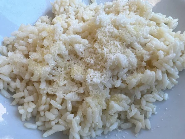 Белое Рисовое Блюдо Маслом Пармезаном Высокое Качество Фото — стоковое фото