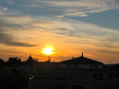 İtalya 'nın küçük İtalyan köyü Bibbiano Reggio Emilia' nın çatıları üzerinde güzel bir gündoğumu manzarası. Yüksek kalite fotoğraf