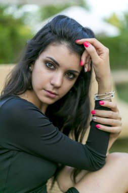 Fluo ojeli güzel İtalyan esmer Akdeniz kızının portresi. Yüksek kalite fotoğraf