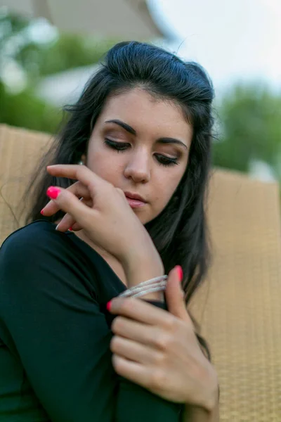 아름다운 이탈리아 소녀의 플라노 매니큐어를 초상화 고품질 — 스톡 사진