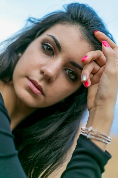 아름다운 이탈리아 소녀의 플라노 매니큐어를 초상화 고품질 — 스톡 사진