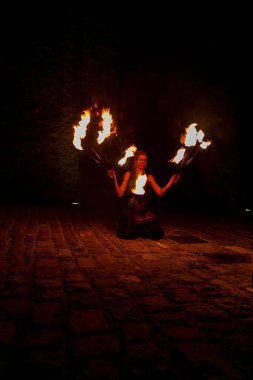 Montefiorino Modena, İtalya: 2015 05 Kraliçe Günü halka açık etkinlik ateş yutan hokkabazlarla. Yüksek kalite fotoğraf