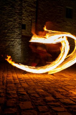 Montefiorino Modena, İtalya: 2015 05 Kraliçe Günü halka açık etkinlik ateş yutan hokkabazlarla. Yüksek kalite fotoğraf