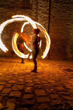 Montefiorino Modena, İtalya: 2015 05 Kraliçe Günü halka açık etkinlik ateş yutan hokkabazlarla. Yüksek kalite fotoğraf
