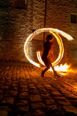 Montefiorino Modena, İtalya: 2015 05 Kraliçe Günü halka açık etkinlik ateş yutan hokkabazlarla. Yüksek kalite fotoğraf