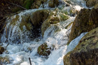Köpüren suyla şelale. Yüksek kalite fotoğraf