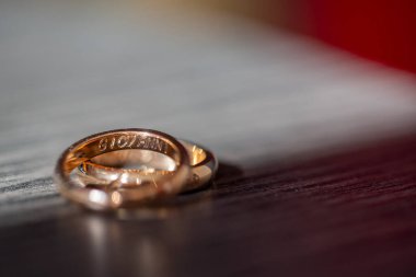 Alyanslar, sarı yüzüklü damat gelini. Yüksek kalite fotoğraf