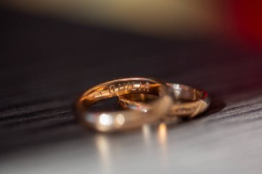 Alyanslar, sarı yüzüklü damat gelini. Yüksek kalite fotoğraf